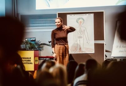 Live Keynote beim Female Future Festival 2025: Raus aus der chronischen Erschöpfung, wie du deinen Funken wiederfindest.