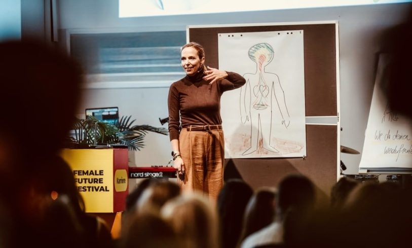 Live Keynote beim Female Future Festival 2025: Raus aus der chronischen Erschöpfung, wie du deinen Funken wiederfindest.